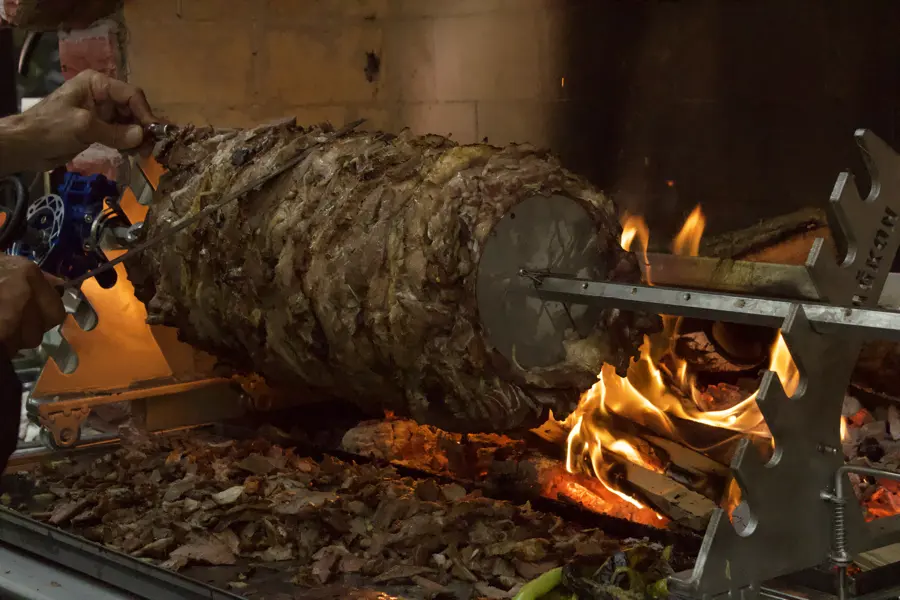 Odun ateşinde dönen cağ kebabı şişi